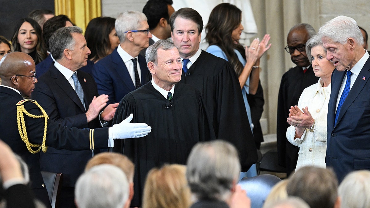 US Hooggerechtshof Chief Justice John Roberts en Supreme Court Justice Brett Kawanug komen aan voor de inhuldigingsceremonie