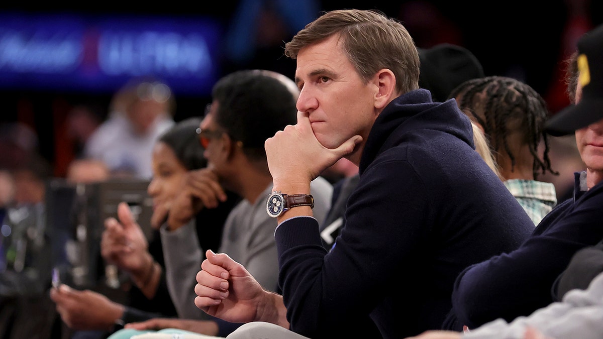 Eli Manning at Knicks game