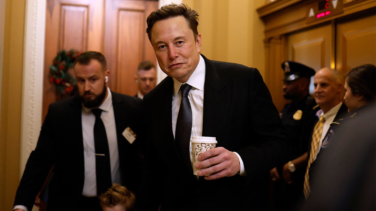 Elon Musk hat eine Kaffeetasse im Kongress