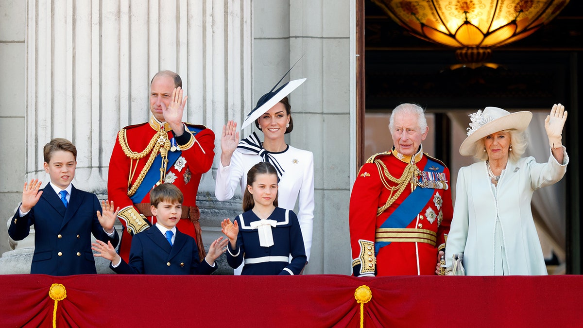 La familia real británica reunida en el balcón del palacio de Buckingham.