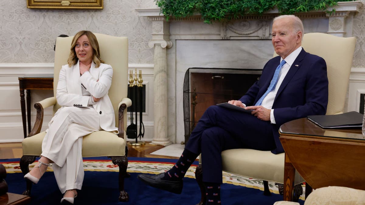 El presidente Joe Biden  (dcha.) y la primera ministra italiana Giorgia Meloni reunidos en el Despacho Oval de la Casa Blanca el 1 de marzo de 2024 en Washington, DC. Biden le dio la bienvenida a la Casa Blanca por segunda vez en un año, elogiando el continuo apoyo de Italia a Ucrania tras la invasión a gran escala de Rusia en 2022. (Foto de Chip Somodevilla/Getty Images)