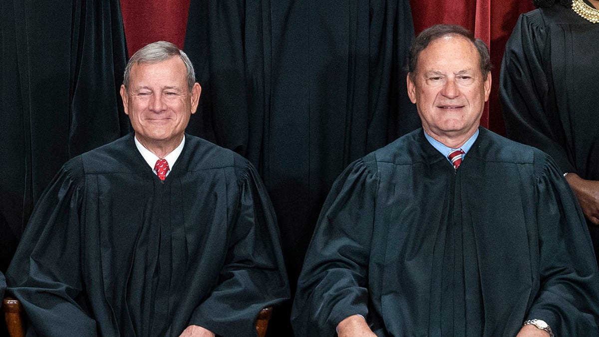 Roberts dan Alito duduk bersama untuk foto Mahkamah Agung