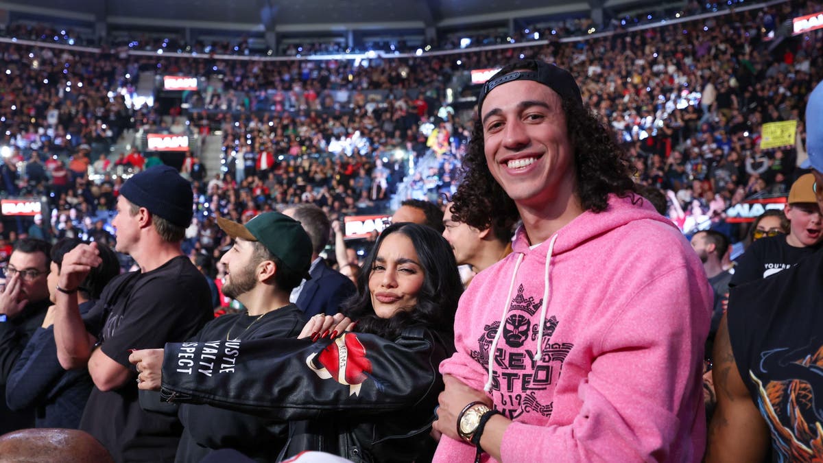 Vanessa Hudgens dengan suaminya Cole Tucker di WWE Raw