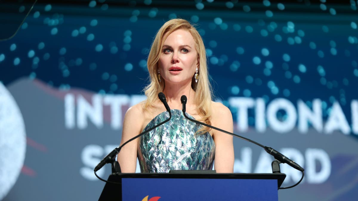 nicole kidman di atas panggung di palm springs 