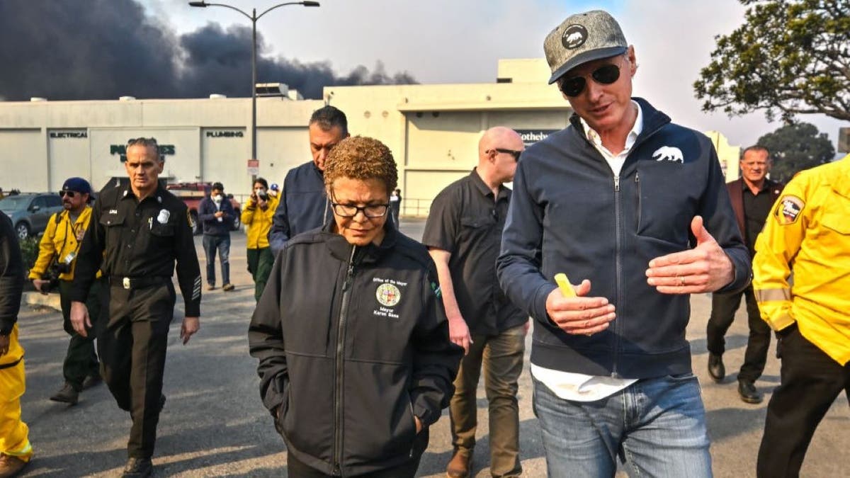  Los Angeles Mayor Karen Bass, chats with California Governor Gavin Newsom while surveying damage during the Palisades Fire on Wednesday, January 8, 2025, in Pacific Palisades, CA. (Photo by Jeff Gritchen/MediaNews Group/Orange County Register via Getty Images)