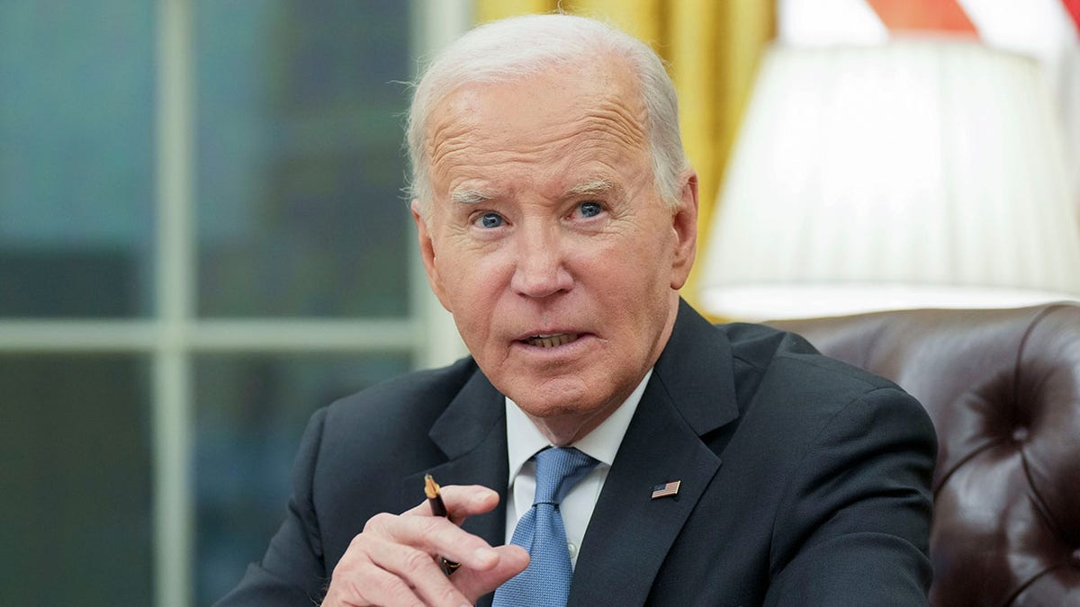 Biden in Oval Office