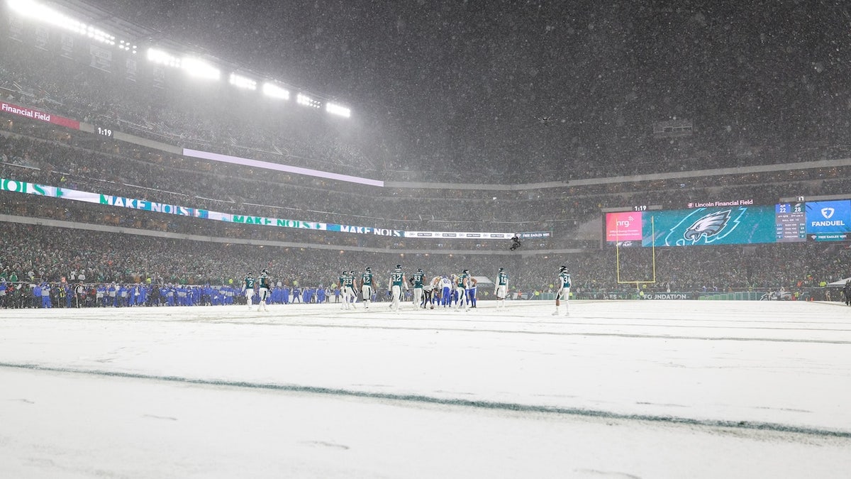 Una vista general del interior del Lincoln Financial Field mientras cae la nieve durante la segunda mitad del juego de playoffs divisional de la NFC entre los Philadelphia Eagles y Los Angeles Rams en el Lincoln Financial Field el 19 de enero de 2025 en Filadelfia, Pensilvania. 