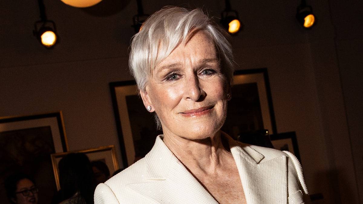 A atriz Glenn Close usa um terno branco corajoso.