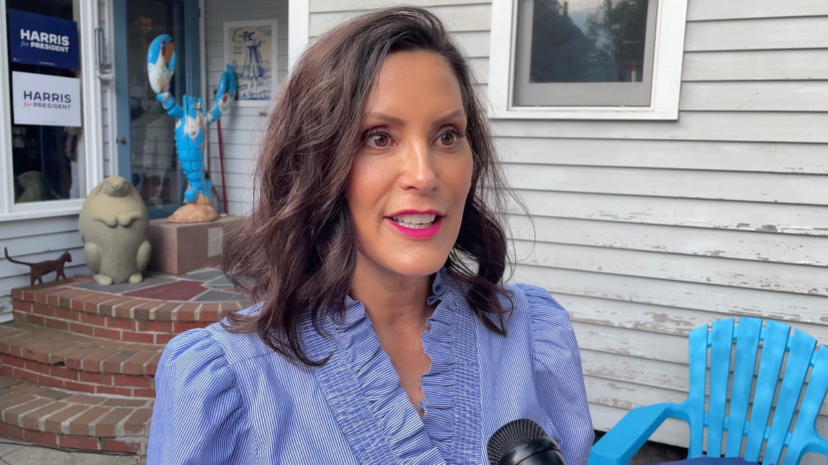 Gubernur Michigan Gretchen Whitmer, seorang Demokrat, terbatas istilah. Whitmer terlihat berdiri untuk wawancara digital Fox News, pada 25 Juli 2024, di Durham, New Hampshire. 