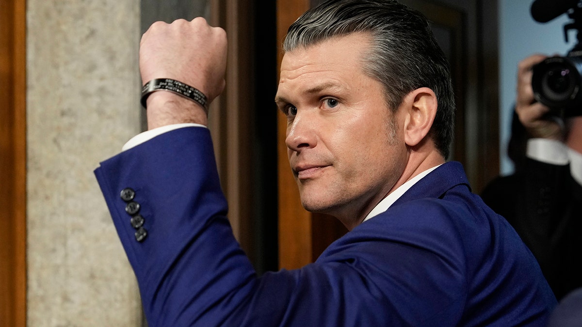 Pete Hegseth levantando os punhos