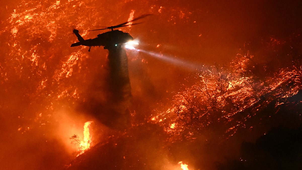 Helikopter mengatasi kebakaran hutan