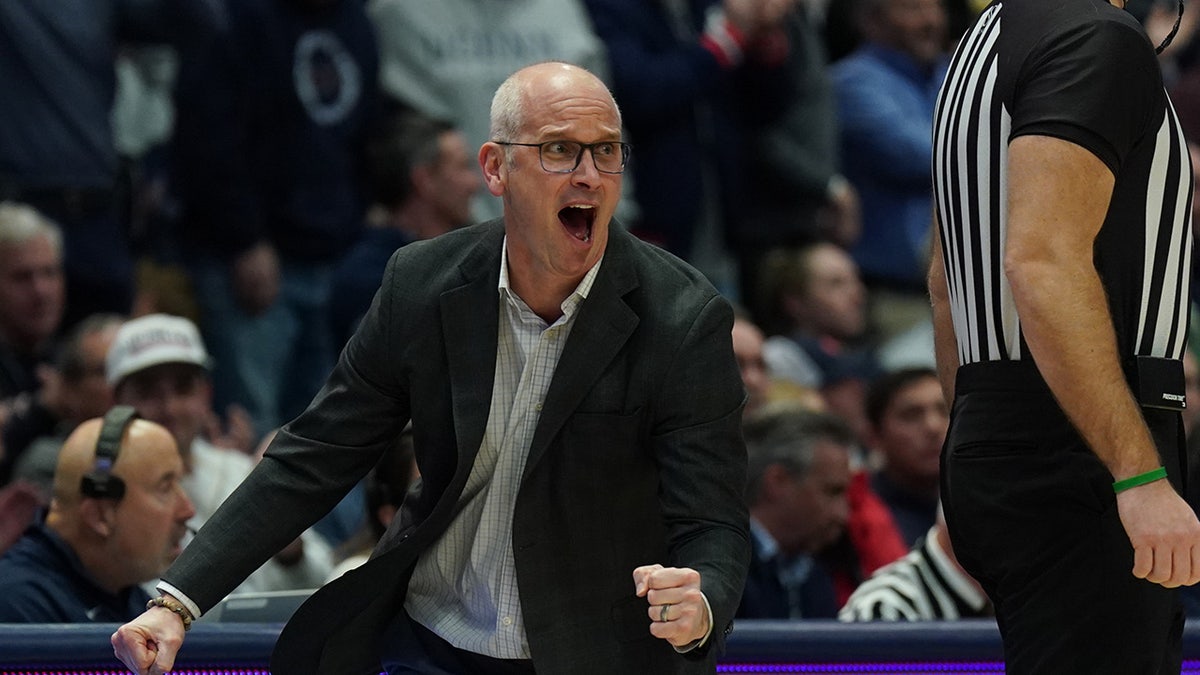 Dan Hurley reacts