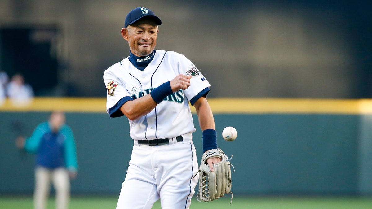 Ichiro Suzuki patrzy