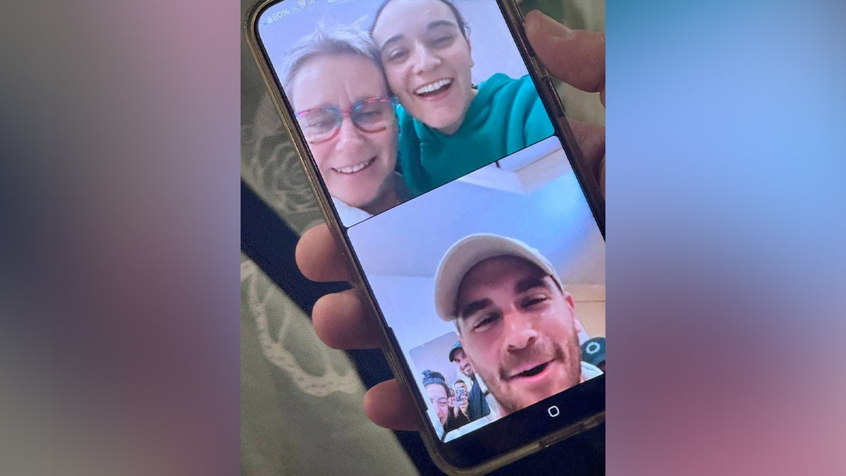 Emily ex rehén británico-israelí Emily Damari y su madre Mandy mantienen una videollamada con el hermano de Emily Tom Damari
