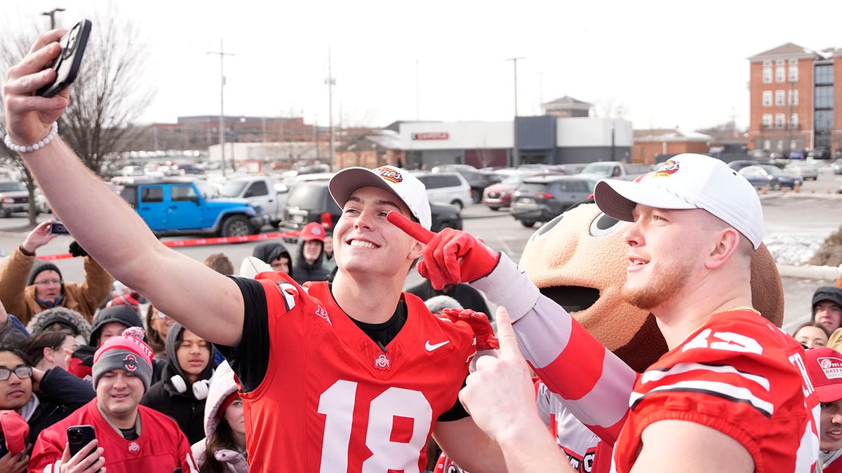 Will Howard and Jack Sawyer take a selfie?