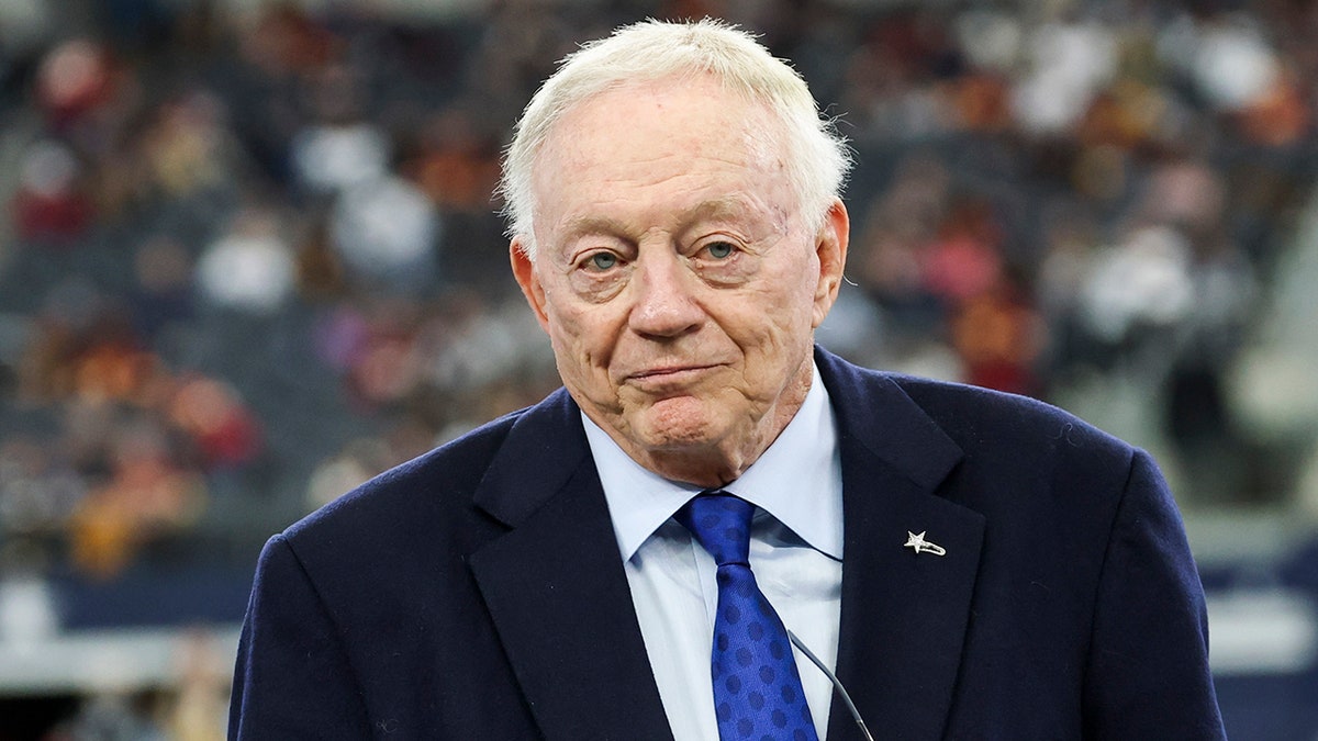 Jerry Jones in Cowboy Commanders