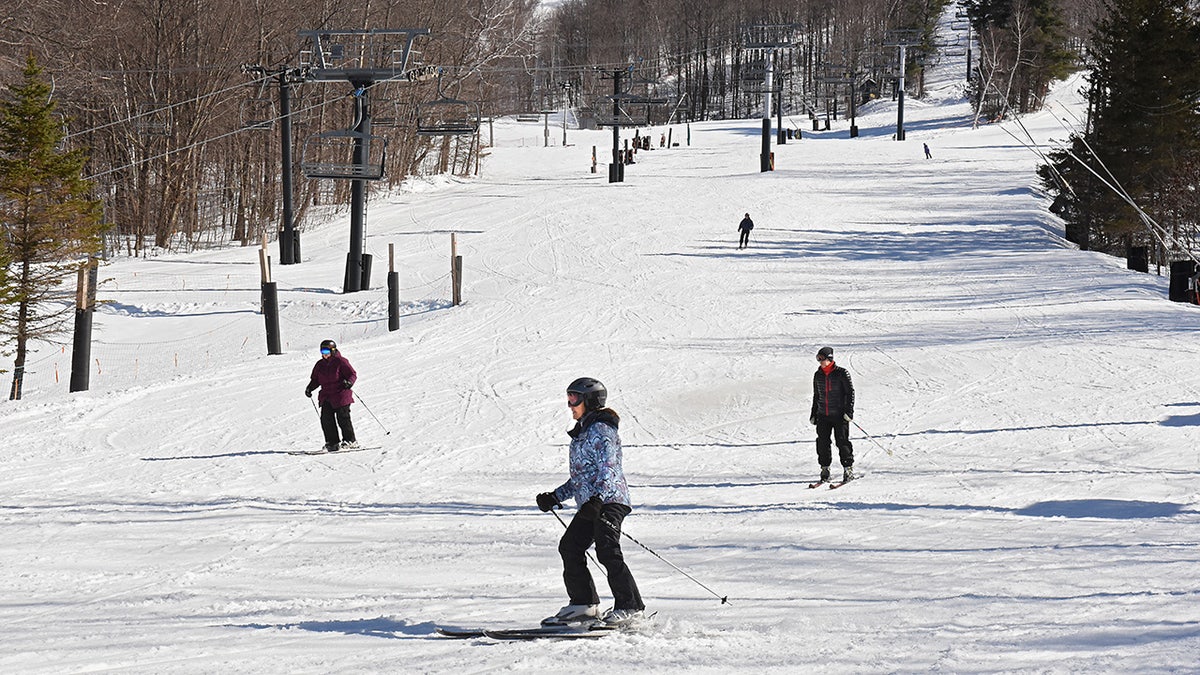 Los esquiadores descienden por la pista de Jiminy Peak Mountain Resort