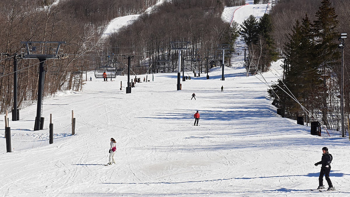 Los esquiadores descienden por la pista de Jiminy Peak Mountain Resort