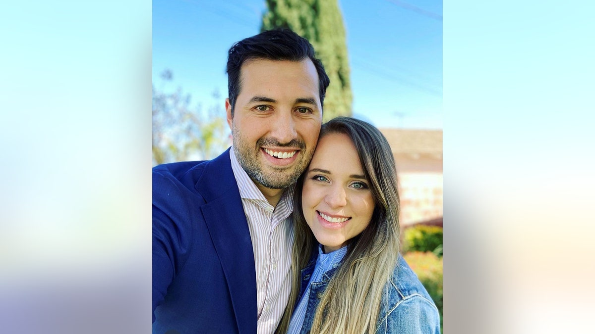 Jeremy Vuolo dan Jinger Duggar Vuolo tersenyum untuk selfie.