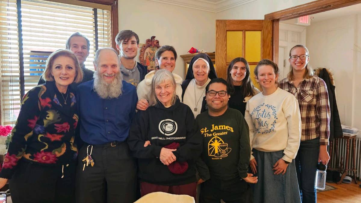 Joan Bell com outros membros de sua igreja 