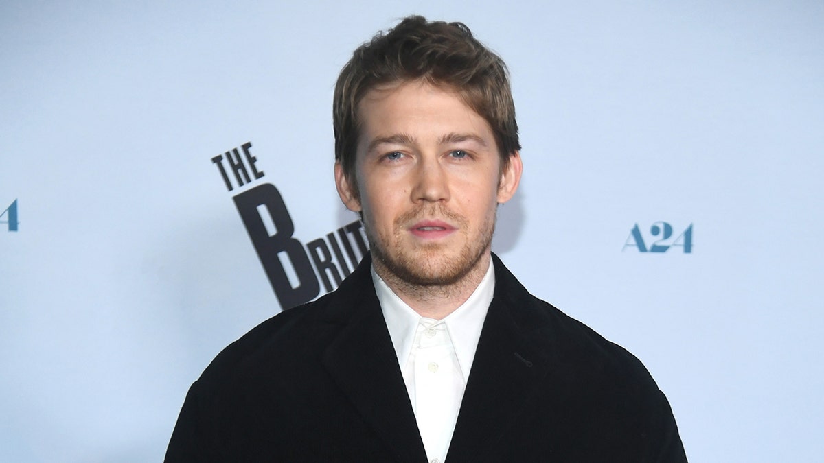 Tampilan jarak dekat dari Joe Alwyn