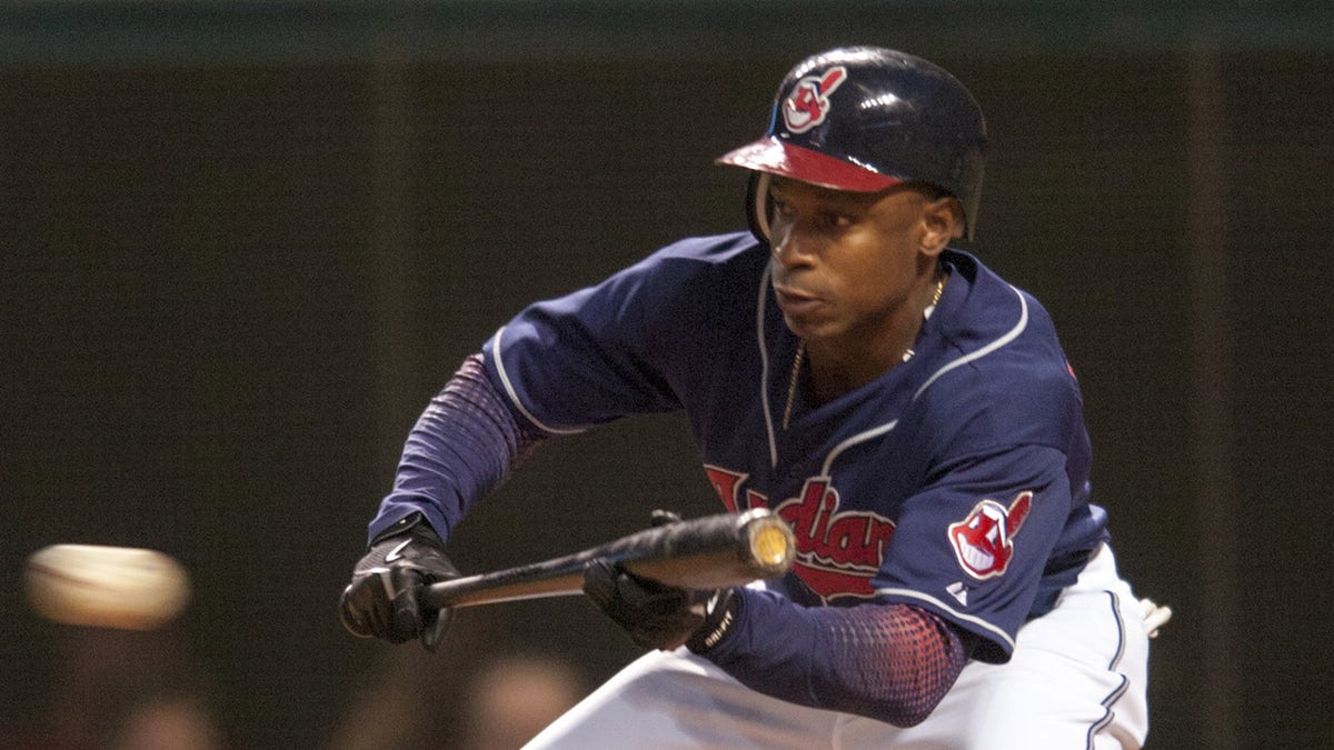 Kenny Lofton bunts ball