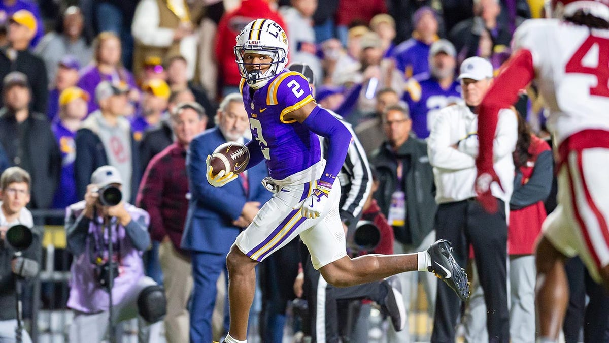 Kyren Lacy scores a touchdown