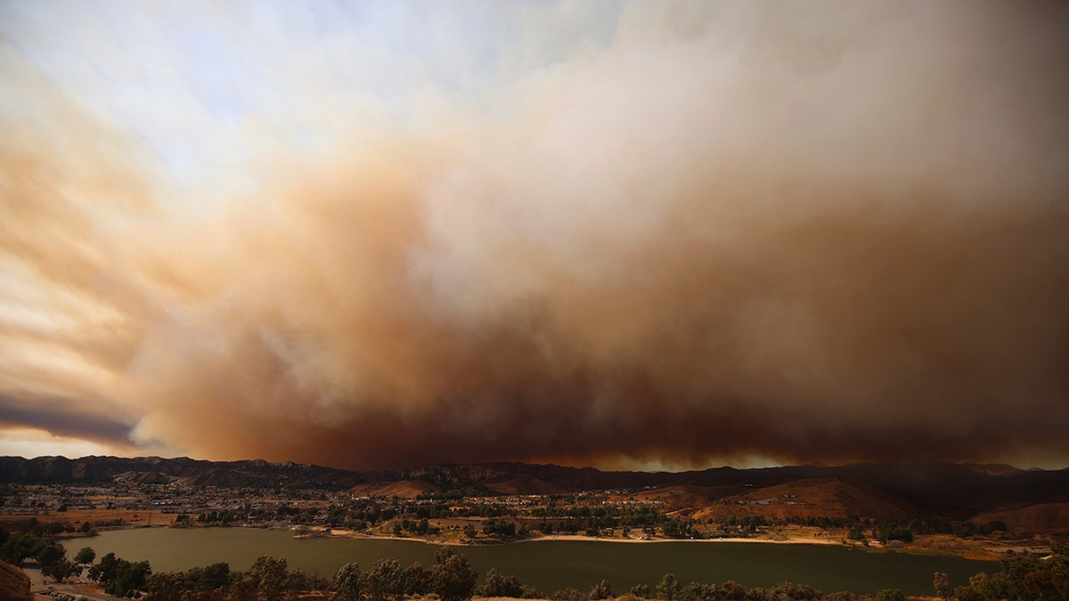 LA wildfires plumes of smoke