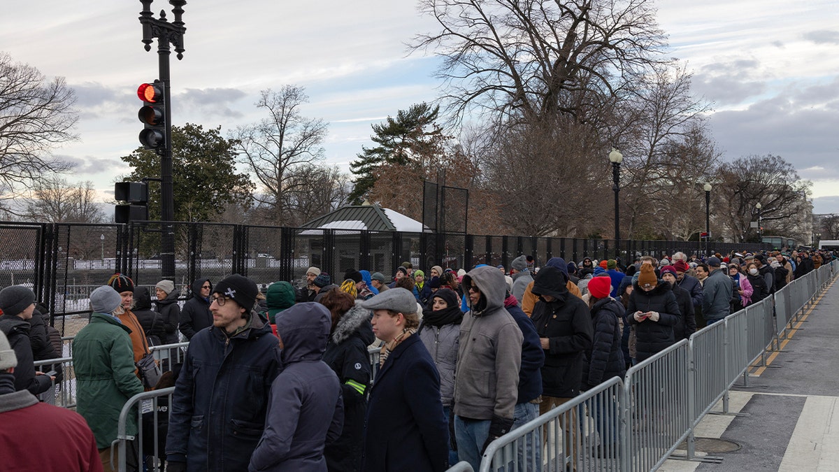 Antrean untuk melihat Presiden Carter terbaring di negara bagian di Washington, DC