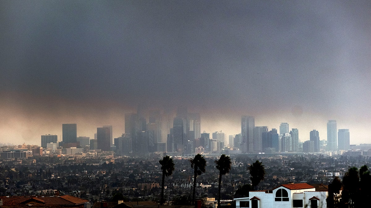 Los Angeles downtown smoke due to wildfire