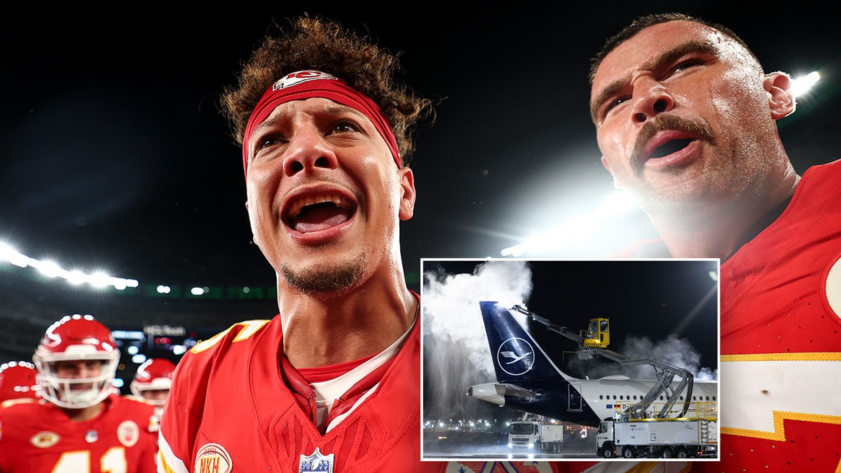 Patrick Mahomes y Travis Kelce gritan, con un avión