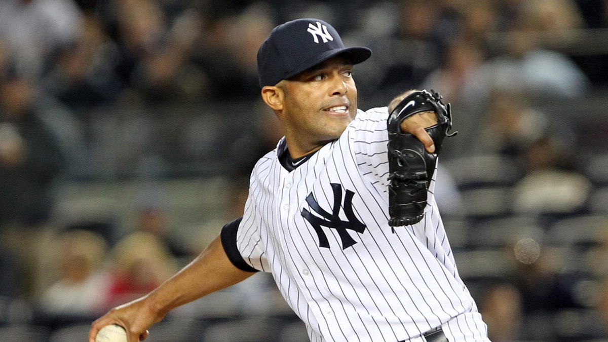 Mariano Rivera throws