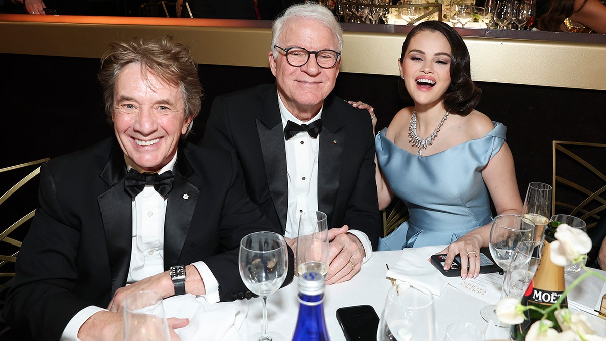 Aktor Steve Martin, Selena Gomez dan Martin Short menertawakan Golden Globes