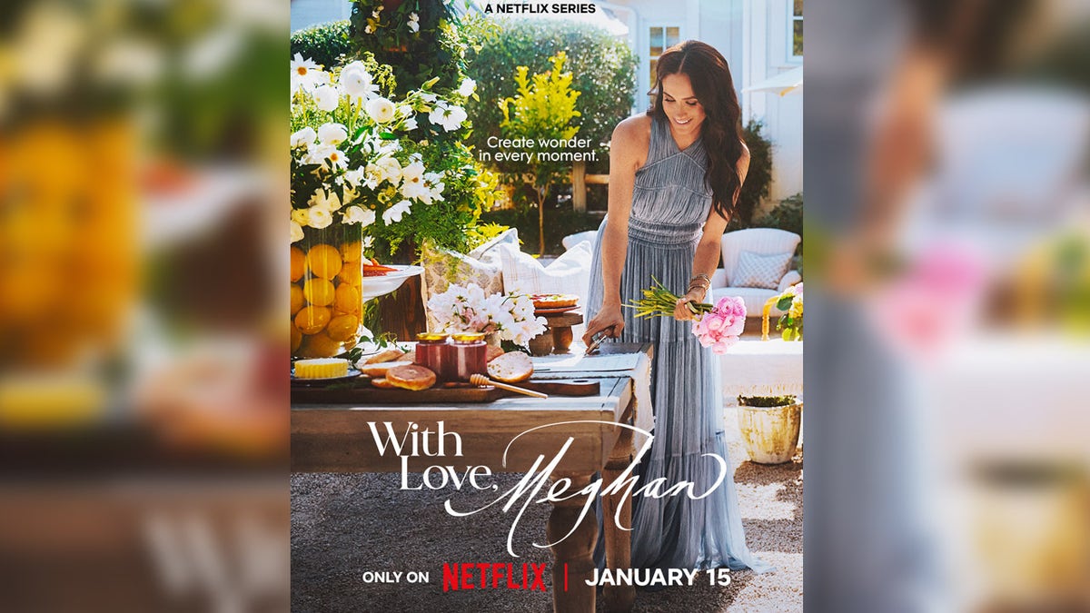 Meghan Merkel segura flores rosa na promoção da Netflix