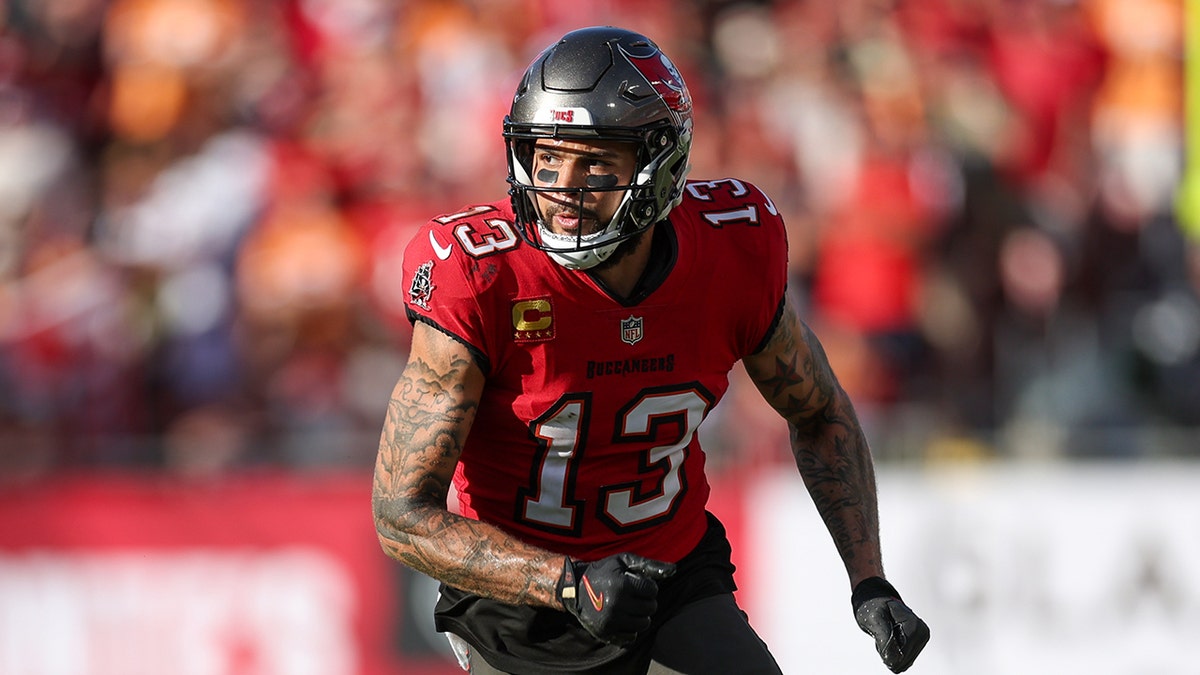 Mike Evans menjalankan rute