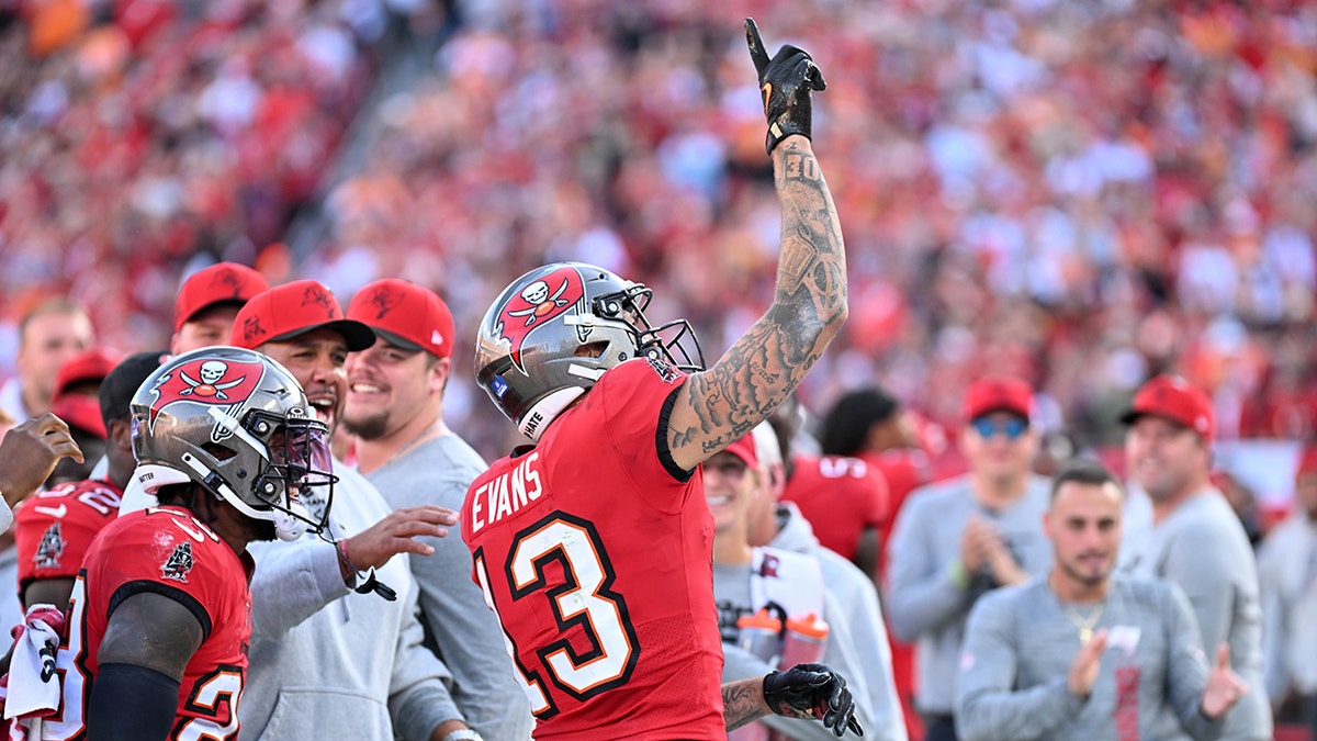 Mike Evans menunjuk ke langit