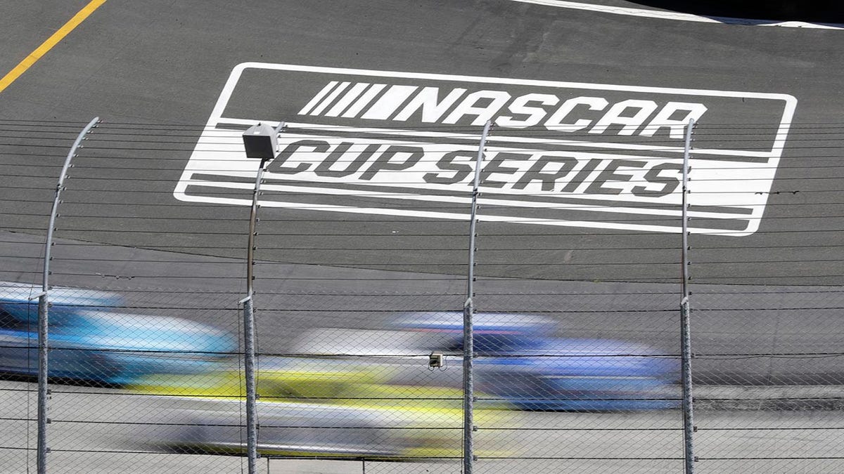 Logotipo de la serie de la Copa Nascar en la pista de carreras