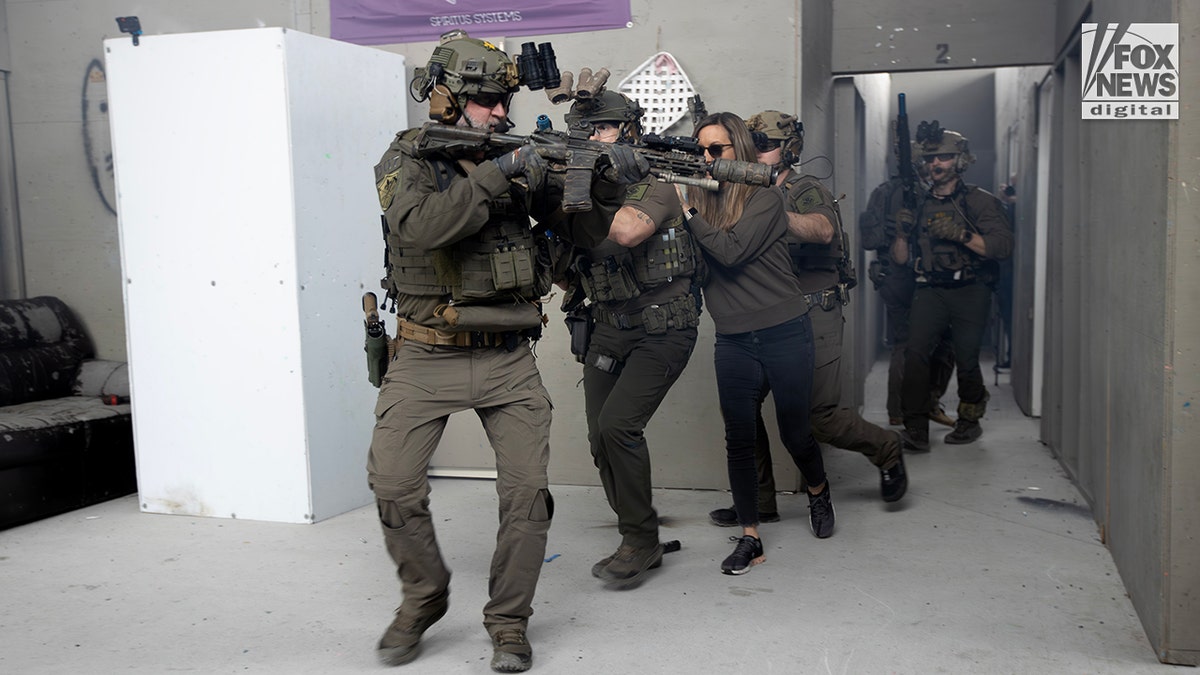 El equipo HSI SWAT realiza ejercicios de preparación para el Super Bowl