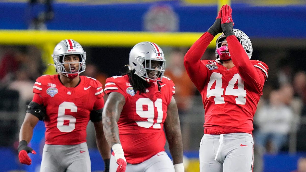 Ohio State defense celebrates