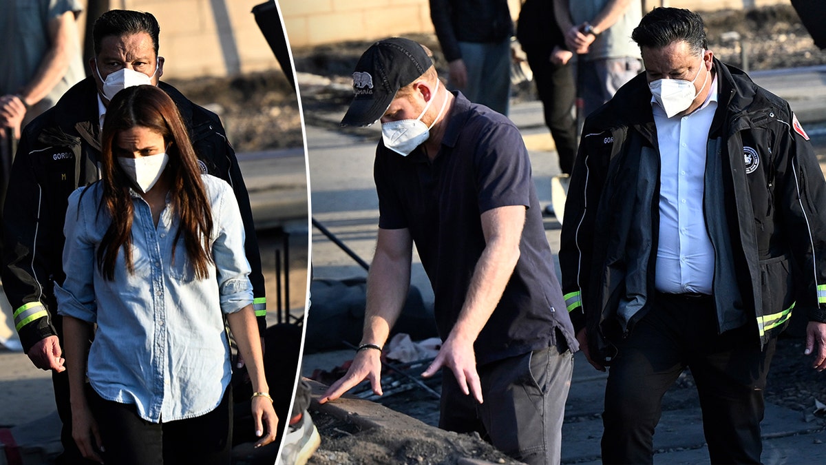 Meghan Markle dengan kemeja biru berjalan dengan topeng putih dan kemeja biru membelah Pangeran Harry dengan topi baseball dan kemeja polo dan topeng meletakkan tangannya di properti