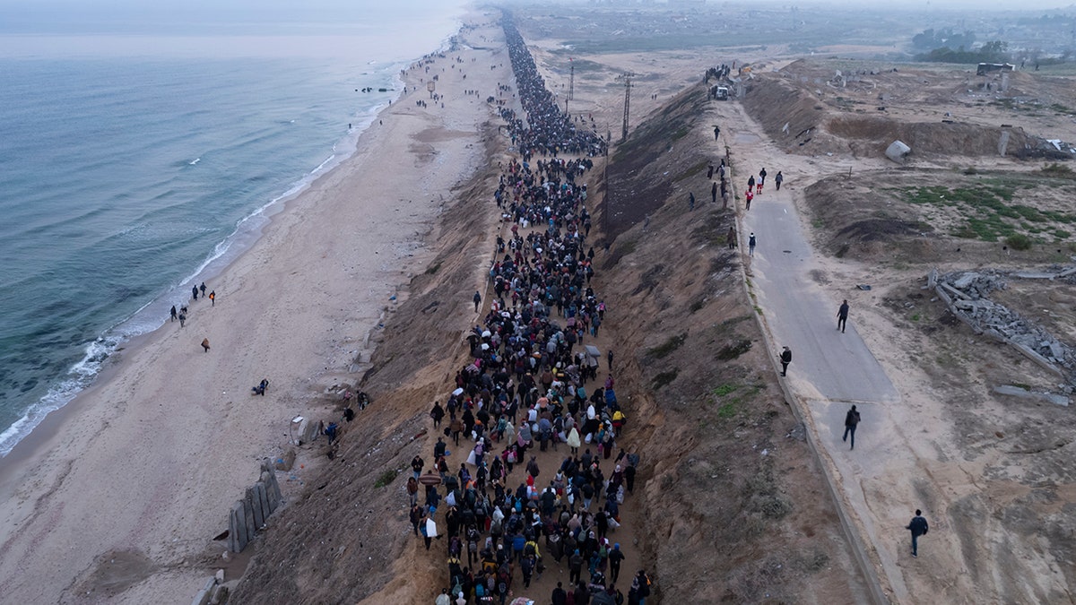 Palestinians return to northern Gaza Strip