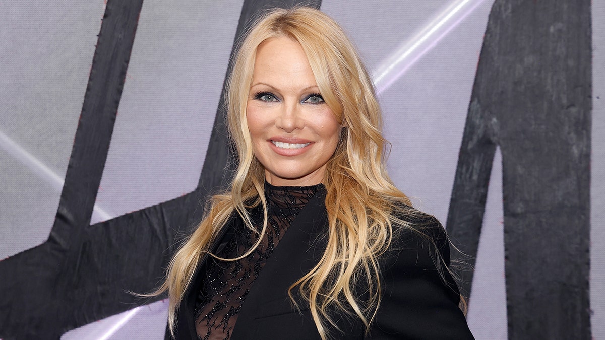 Pamela Anderson sonriendo en un evento en 2023