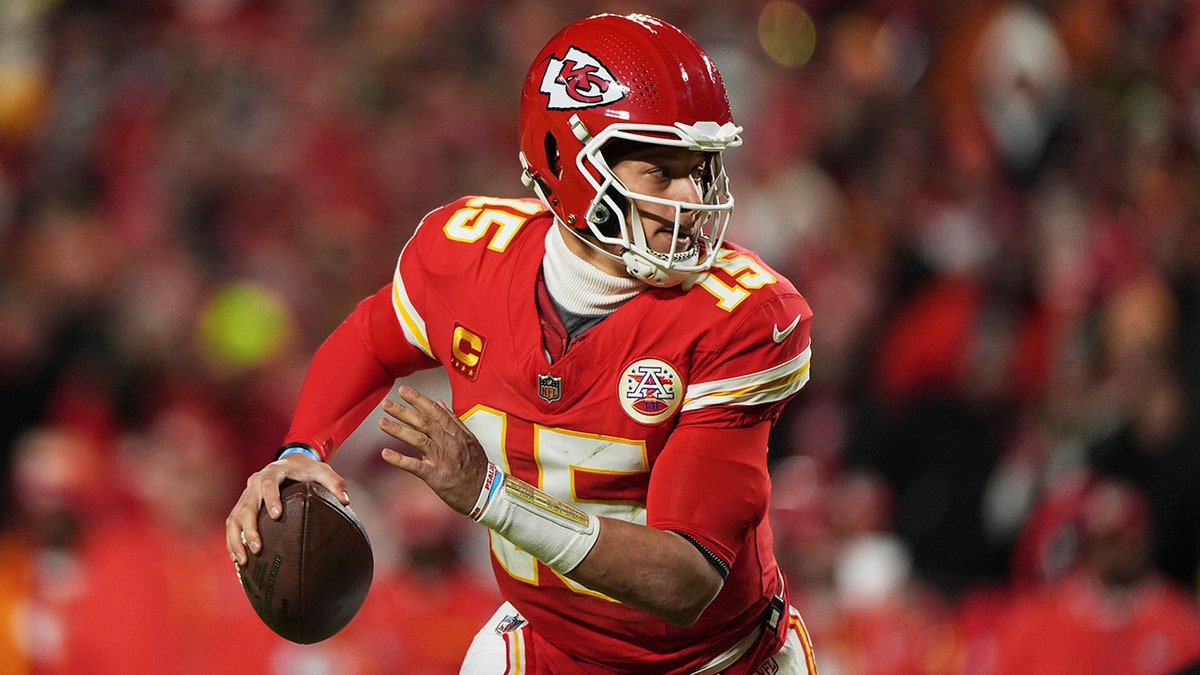 Patrick Mahomes busca lanzar