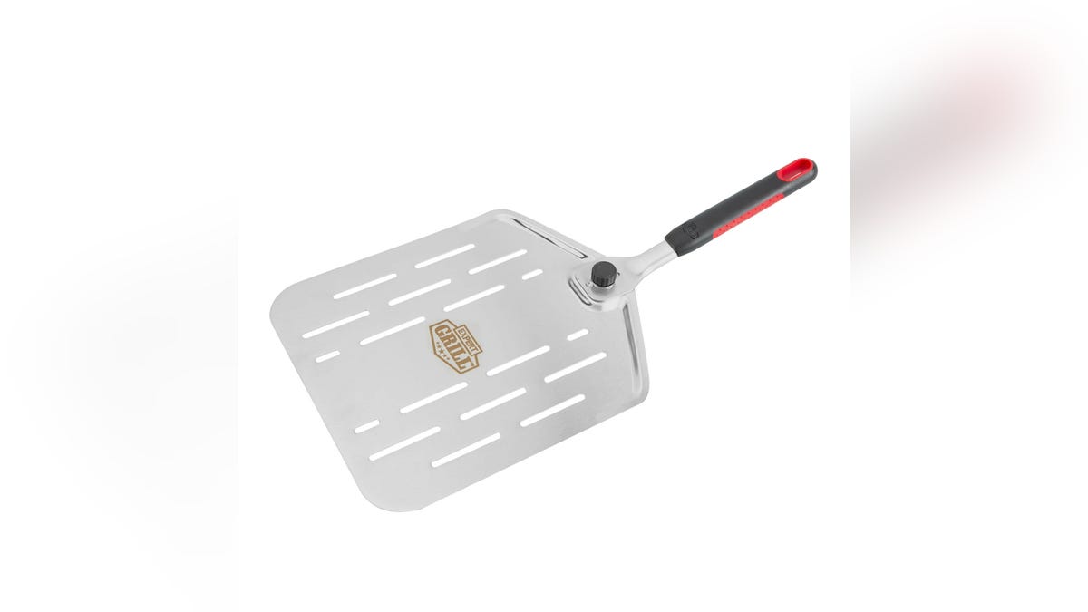 Easily retrieve your creations from the hot oven using steel pizza peeling.
