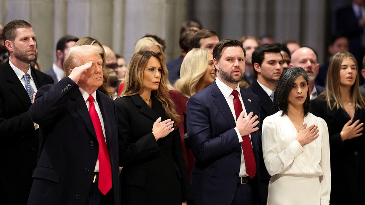 Presiden AS Donald Trump, Ibu Negara Melania dan Wakil Presiden AS JD Vance dengan Wanita Kedua Usha menghadiri Layanan Doa Hari Nasional