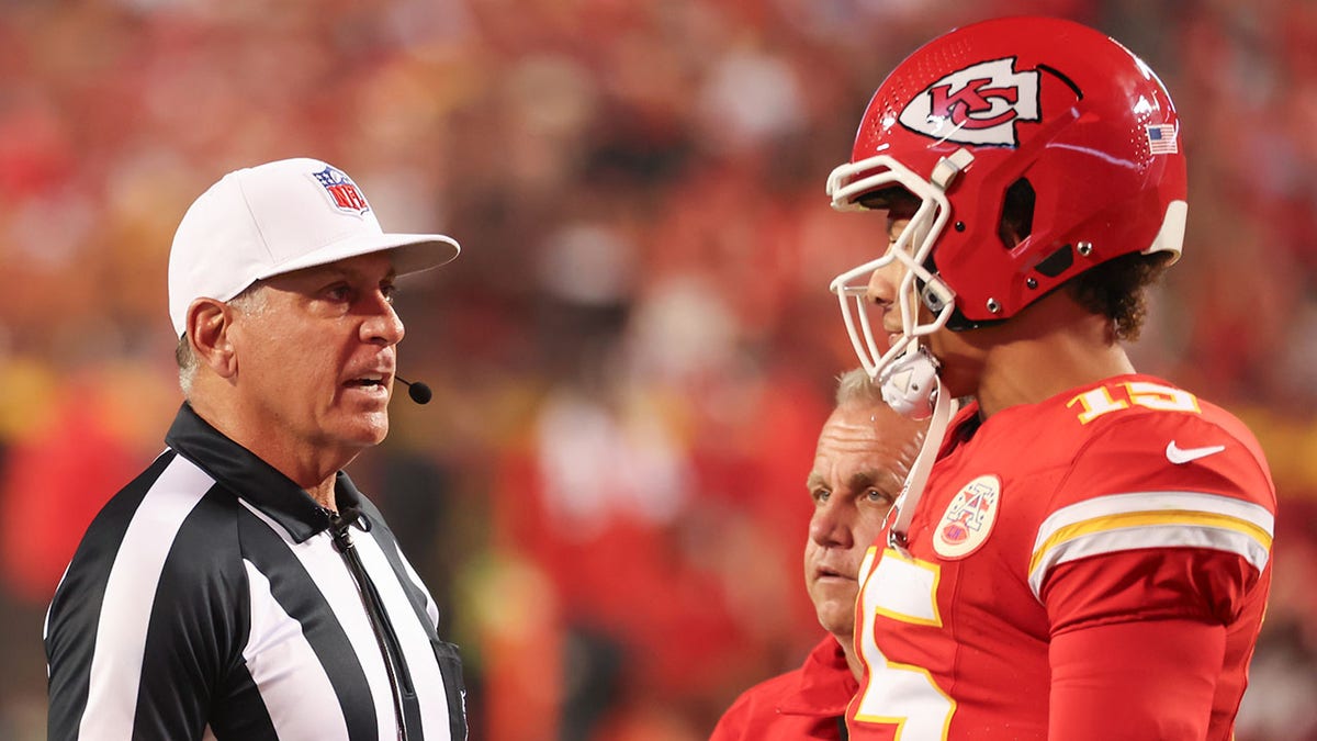 Patrick Mahomes and referee