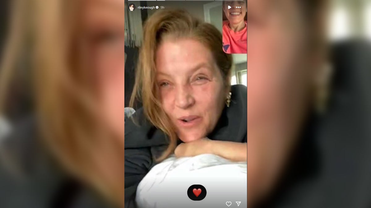 Captura de tela de Lisa Marie Presley e Riley Keough de uma ligação do FaceTime.