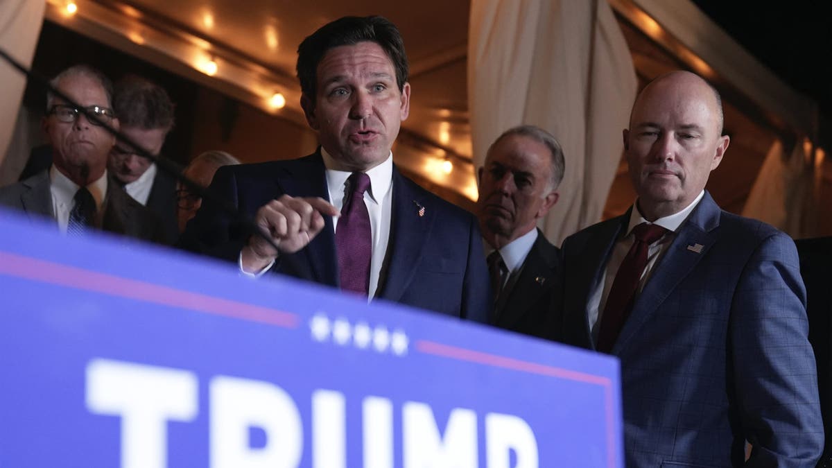 O governador da Flórida, Ron DeSantis, discursa enquanto o governador de Utah, Spencer Cox, à direita, ouve o presidente eleito Donald Trump falar em uma reunião com governadores republicanos em Mar-a-Lago na quinta-feira, 9 de janeiro de 2025, em Palm Beach, Flórida.