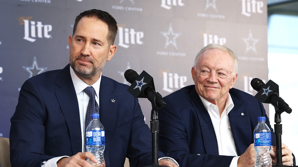 Brian Schottenheimer and Jerry Jones at a press conference