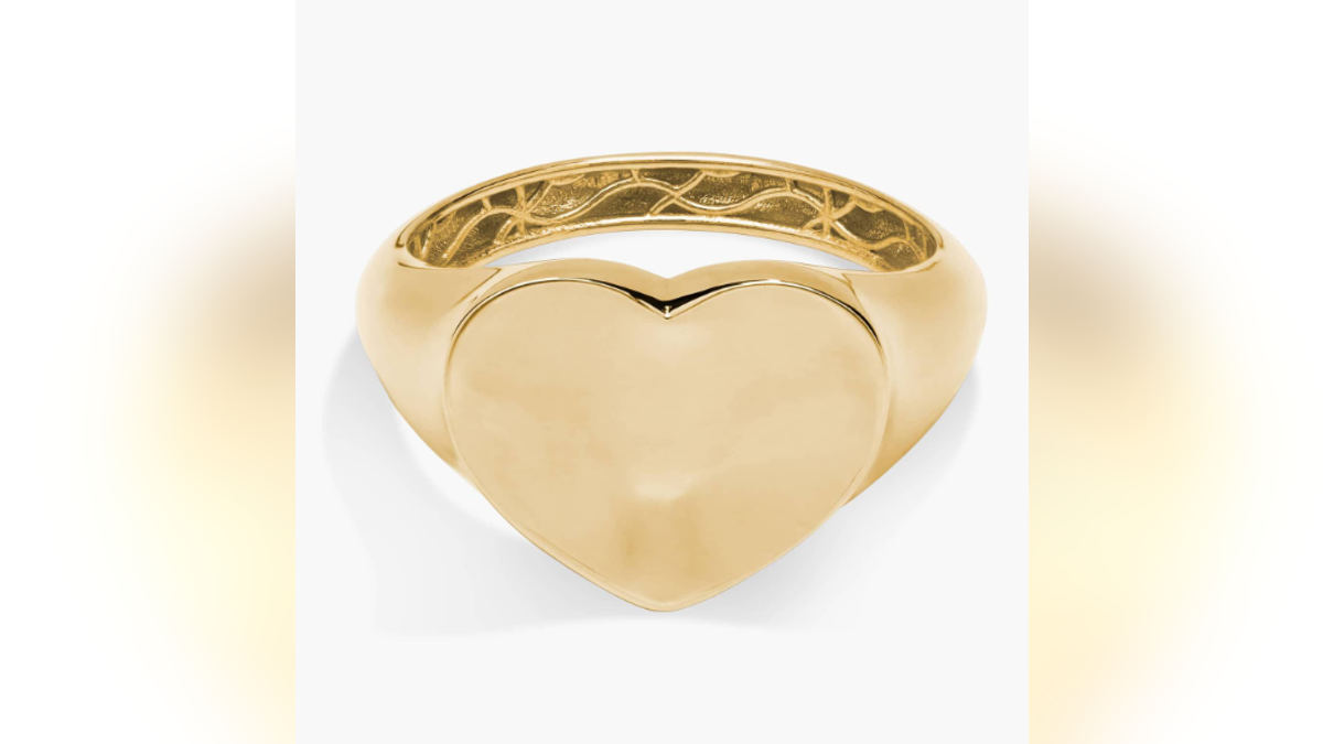 A solid gold ring is very suitable for Valentine's Day.